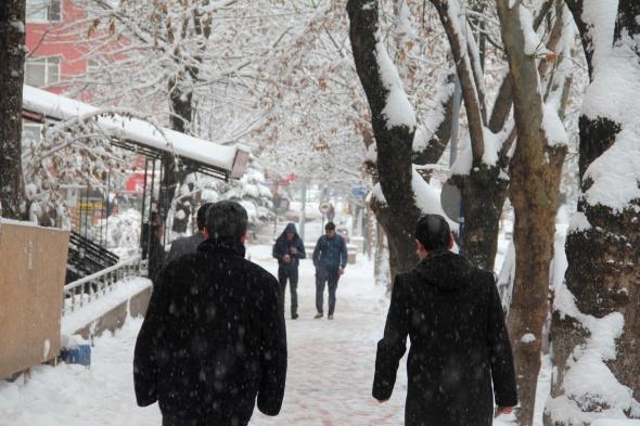 zellikle ilk ve orta dereceli okullarn tatil edilmesinin ardndan stanbul?da istenilen beyaz rt kendini gstermeyince sosyal medya yurt genelinde salland.