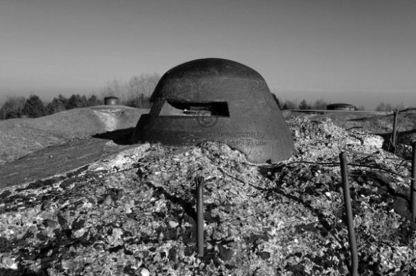 <br><b>Glendirilmi Siperler</b></br>  Siper savalar zellikle bat cephesinde birok kez durma noktasna gelmiti. Ancak taraflar ii ansa brakmyor ve cephe gerisinde tahkimata devam ediyordu. Stratejik noktalara, ar toplarn saldrlarna kar durabilecek kaleler yaplyordu. Bylelikle bat cephesi siperleri alsa bile ehirlerin dmesi engellenecekti.