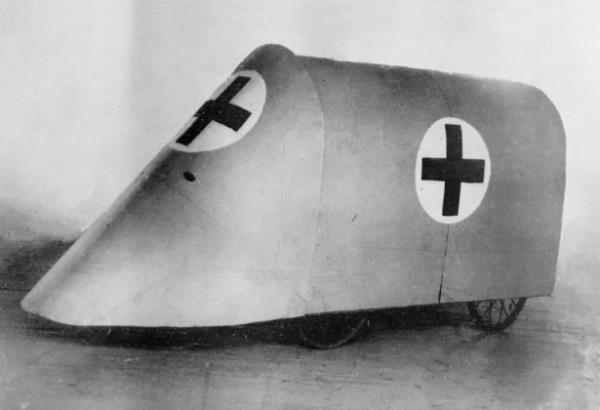 <br><b>Hafif Zrhl Kzl Ha Ambulans</b></br>  Yaralanan askerleri cephe gerisine tamak ok zordu. Binlerce asker kk yaralar yznden uzuvlarn kaybediyor yada sahra hastanelerine gtrlrken yeniden top mermilerinin hedefi oluyordu. Bu nedenle birok deneysel ambulans modeli dizayn edildi.