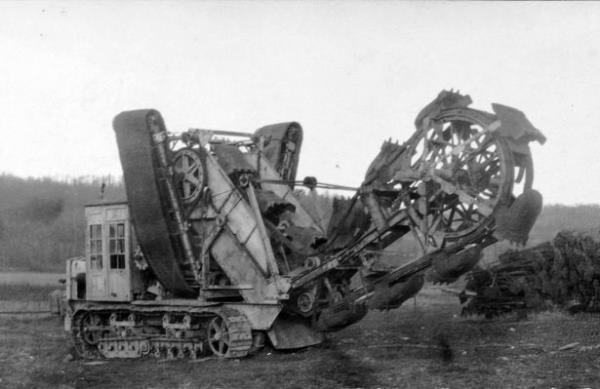 <br><b>Siper Kazac</b></br>  nceleri hayatta kalmak iin doal bir i gcyle askerler tarafndan elle, krekle kazlan siperler savan ortalarna doru o gne dek ei benzeri grlmemi makinelerle kazlmaya baland.