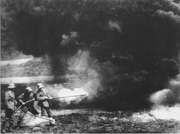 <br><b>Lav Silahlari</b></br>  Sava kztka yeni lm makineleri yaratmak iin giriilen rekabet de kzyordu. Ate kusan bu silahlar siperleri boaltmak iin kullanlyordu.