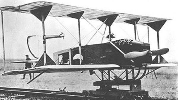 <br><b>nsansz Hava arac</b></br>  Tesla'nn hayali olan radyo kontroll insansz aralar savan son yllarnda oyuna girmeyi baard. Patlayc ykl olan bu aralar uzun mesafeleri uarak dman hedeflerine dalyor ve byk hasara yol ayordu.