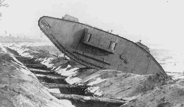 <br><b>Tankn Sahneye k</b></br>  Siperler, dikenli teller, maksim makinelileri ve ar top mermisi bombardmanlar sava durma noktasna getirince yepyeni bir teknoloji birinci dnya savanda sahne ald. Tanklar dikenli telleri ve siperleri aarak piyadeye yol aacak ve askerleri makineli tfek mermilerinden koruyacakt. Bylelikle dman siperleri kolayca ele geirilecekti.