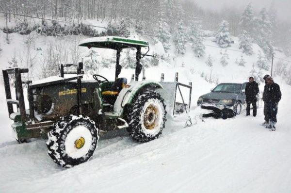 Arac mmknse ikinci vitese alp, apraz ekilde ne ve arkaya doru manevra denemeleri yaplabilir. Fakat 4-5 denemeden sonra ara yerinden hi hareket etmemise daha fazla zorlamamak gerekir. Aksi takdirde hem araca zarar verilir, hem de aracn sapland yerden k sresi uzar. Bu nedenle fazla srar etmeden ekici yardm almak en iyi yntemdir.
