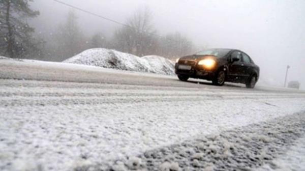 <p><b>Ani gaz, fren ve vites hareketleri yapmayn!</b></p>  Tutunmann zor olduu karl zeminlerde ara kullanan srcler ani gaz ve fren hareketlerinden uzak durmaldrlar. Yaplacak her ani veya sert hareket, patinaj ve kayma problemi ortaya kacaktr. Gaz ve fren pedallar ok yumuak kullanlmaldr.
