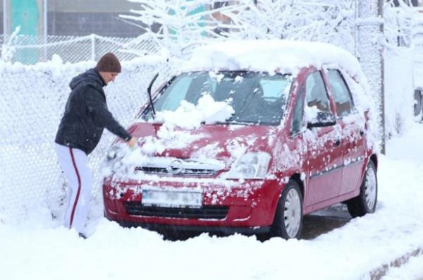 <p><b>kinci viteste kalkabilirsiniz!</b></p>  Karl zeminlerde n lastiklere fazla g vermek patinaja sebep olabilir. Bu nedenle arac ikinci vitese alp, gaz ve debriyaj hareketlerini ok yava uygulayarak sorunsuz bir kalka imza atabilirsiniz. Bu imkana sahip olmayan otomatik vites aralardaysa gaz pedalna ok yava, kademeli olarak baslmas yeterli olacaktr.