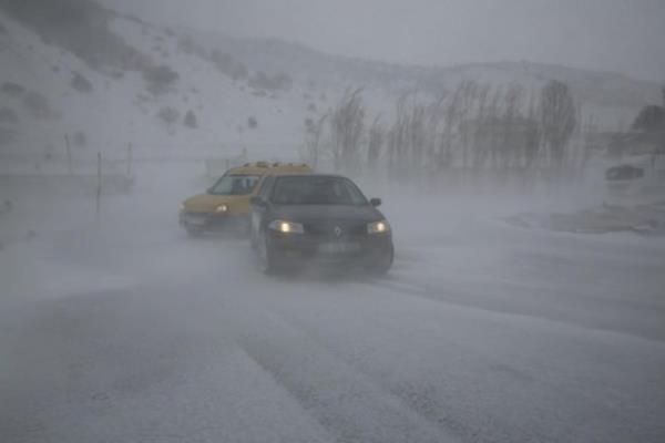 <p><b>Mmkn olduunca erit deitirmeyin!</b></p>  Karl zeminlerde ve gizli buzlanmann olduu blgelerde mmkn olduunda az hareket edilmeli, gereksiz erit deiimlerinden kanlmaldr. nk yaplacak ani ve sert direksiyon hareketlerinden dolay aracn her an arlk transferi bozulabilir, nden veya arkadan kaymalar yaanabilir. Direksiyon hareketlerinin ok yumuak olmas, dier srclerin hatalarndan etkilenilmemesi iin takip mesafesinin de artrlmas iyi bir zm olacaktr.