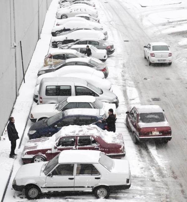 <p><b>Bir st vitesi tercih edin!</b></p>  Sr esnasnda aracn devrini ykseltmek karl zeminler iin dezavantaj oluturur. Bu nedenle dk devir ve bir st vitesi tercih edin. rnein; ikinci viteste 45 km/s hzla gitmek yerine, nc viteste ayn hzla giderseniz aracn yere tutunmas biraz daha kolay olacaktr.