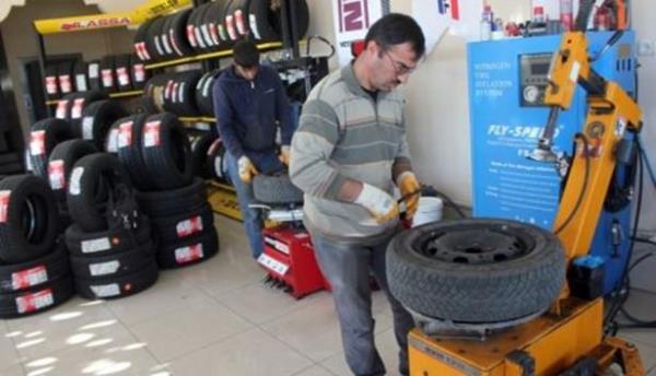 <p><b>Drt lastii birlikte deitirin!</b></p>  Lastiklerden sadece ikisini k lastiiyle deitirmek ciddi bir hatadr. Bu ekilde aracn yere salam basmas imkanszdr. Mutlaka drt lastiinde k lastiine evrilmesi gerekmektedir.