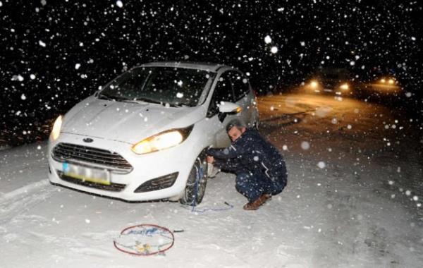 <p><b>K lastiine de zincir taklr!</b></p>  K lastii kullanan srclerin birou aralarnda zincir bulundurmuyor. Hem yasal, hem de gvenli sr asndan arata zincir bulundurulmaldr.