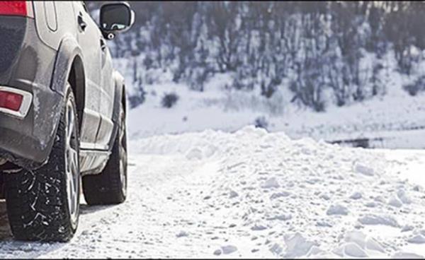 rnek vermek gerekirse; lastikler tpk insanlarn ayakkablar gibidir. Kar yaarken; bir ayakta klk bot, dier ayakta yazlk bir sandaletle insan ne kadar yere salam basabilir? ki ayaa da klk bot giyilmesi gerekmektedir. Bu nedenle lastiklerin sadece ikisi deil, drdnnde k lastiine evrilmesi en doru zmdr.