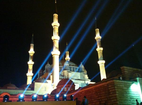 II. Selim'in emriyle 1568 - 1575'te yaptrlan sultan camisi, ok uzaklardan gze arpan yaps ve kurulduu yerin seimiyle, Mimar Sinan'n ayn zamanda usta bir ehircilik uzman olduunu vurguluyor.