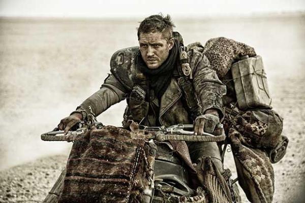 <p><b>Mad Max: Fury Road - 15 Mays 2015</b></p>  1979 ylnda sinemaya uyarladnda byk ilgi toplayan ve barolndeki Mel Gibson' byk bir poplariteye kavuturan Mad Max, 2015 ylnda yine karmza kacak. Kyamet sonras medeniyetin kne odaklanan filmin yeni versiyonunda Charlize Theron ve Tom Hardy'nin rol alaca belirtiliyor. Serinin drdnc blm, gelecein dnyasnda getii gibi zel set tasarmlar ile de dikkat ekecek.