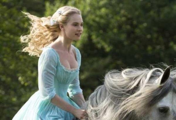 <p><b>Cinderella - 13 Mart 2015</b></p>  13 Mart 2015 tarihinde vizyona girecek olan Cinderella'nn barollerinde Lily James, Richard Madden, Helena bonham-Carter, Hayley Atwell ve Stellan Skarsgard yer alyor. Filmde Cinderella'y Lily James canlandryor.Ynetmen koltuunda Thor, Hamlet ve Jack Ryan:Shadow Recruit gibi filmleri yneten Kenneth Branagh oturuyor. Senaryosunu Chris Weitz, yapmcln Simon Kinberg, Allison Shearmur ve David Barron stleniyor.