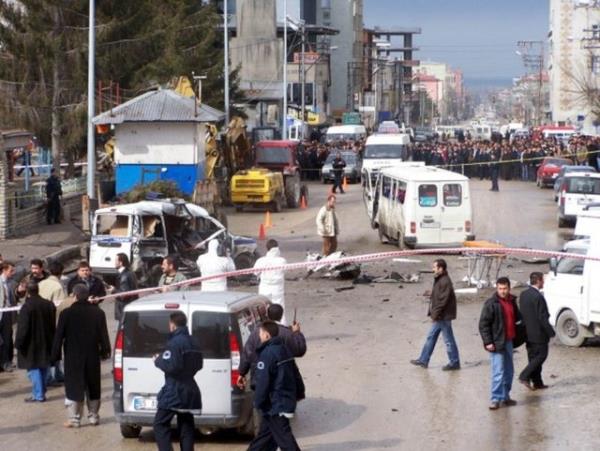<br><b>9 Mart 2006 Van</b></br>  Dengtav kod adl PKK mensubu Devrim Solduk`un zerindeki bombay patlatmas sonucu bir belediye trafik grevlisi ve yoldan geen bir sivil ld, 19 kii de yaraland.