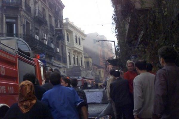 <br><b>20 Kasm 2003 stanbul (ngiliz Bakonsolosluu)</b></br>  Ayn saatlerde Tepeba semtinde bulunan ngiliz Bakonsolosluu`nun nnde baka bir patlama oldu.