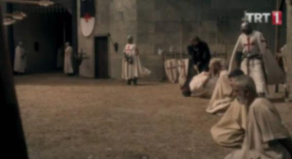 "Kanl sahnelerin ok fazla kullanlmas ve hibirinde buzlama yaplmadan ak bir ekilde gsterilmesinden rahatsz oldum. nk bu saatte ocuklar da izliyor."