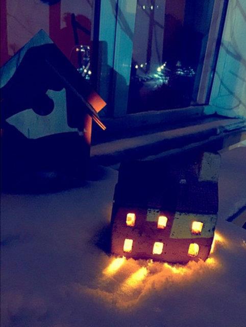 GONCA VUSLATER  <br>Arkada serceler icin bir yuva .. nde evsiz kullar icin bir dua .. Iste benim evimden bir gece .. Simdi ,gnaydin herkese.</br>