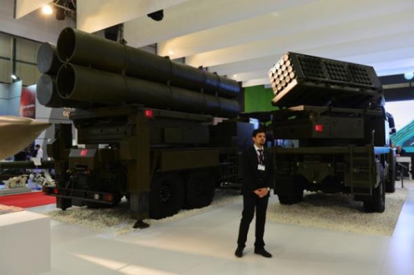 "Atak"ta farkl� bir yenili�e daha de�inen Bilgi, "Normalde taarruz helikopterinde �ndeki pilot silah sistemlerini kullan�r, arkadaki pilot platformu kullan�r. Biz her iki kokpiti de ayn� �zelliklerle kullan�p, yeni bir �zellik getirdik. �ndeki ve arkadaki pilot ayn� sistemleri kullanabiliyor" diye konu�tu.