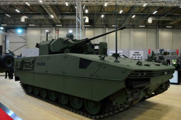 �lk defa kendi �r�nleri olan bir taarruz helikopterinin fuara getirilerek sergilendi�ini anlatan Bilgi, bunun gururunu ya�ad�klar�n� s�yledi.