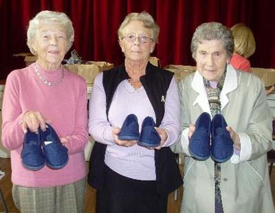 Birinin evine misafirlie giderken terlik gtrmek