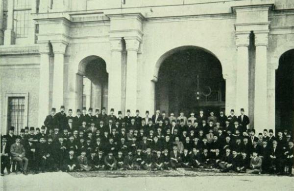Mekteb-i Tbbiye-i ahane Talebeleri hocalar ile birlikte (24 Eyll 1910)