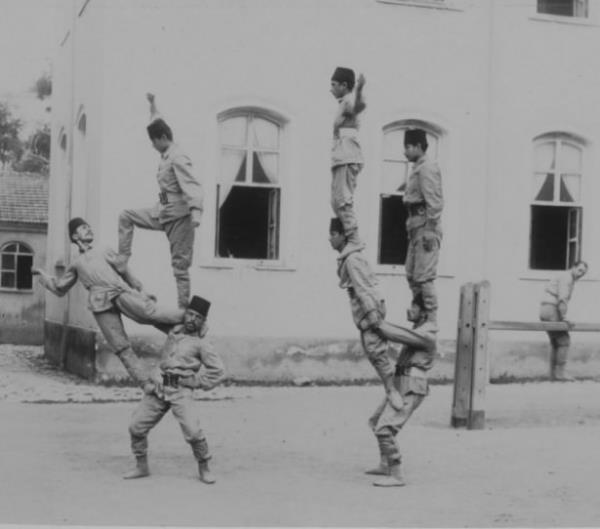 Deniz Harp Okulu Talebeleri jimnastik yaparken