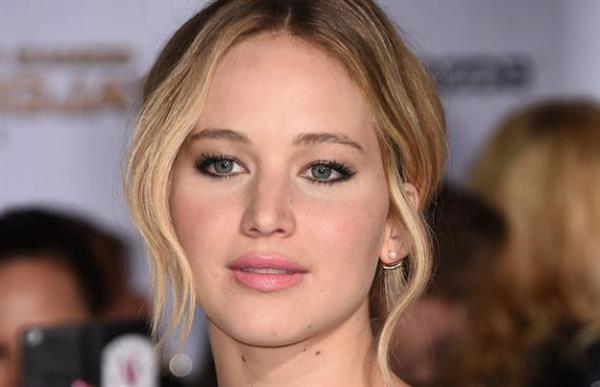 <p><b>�nl�lerin foto�raflar� nas�l hack'lendi?</b></p>    A�ustos ay�nda 4chan adl� bir kullanc� �nl�lerin binlerce foto�raf�n� iCloud hesaplar�ndan �al�p yay�nlad�. Aralar�nda Jennifer Lawrence, Scarlett Johansson ve Kim Kardashian'�n da oldu�u �ok say�da �nl� isim ma�dur oldu. Apple sald�r�y� do�rulad�. Ancak sald�r�y� kimin ya da kimlerin yapt��� ortaya ��kar�lamad�. FBI halen olay� soru�turuyor.