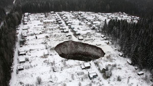 <p><b>Sibirya'daki ��kme �ukurlar!</b></p>    2014'te Rusya'n�n kuzeyinde olu�an 3 derin dev deli�in nas�l olu�tu�u gizemini koruyor. Gaz patlamalar�n bunlara sebep oldu�u iddia edildi ancak kan�t bulunamad�.