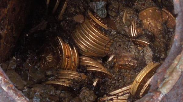 <p><b>Nereden ��kt� bu hazine?</b></p>    Mart 2014'de Kaliforniya'da bir �ift 19. y�zy�ldan kalma 10 milyon dolar de�erinde alt�n para buldu. San Francisco'da 1901'de ayn� de�erdeki alt�n para �al�nm��t�. Kaliforniya'da bulunan alt�nlar�n San Francisco'dan �al�nanlarla ayn� olup olmad���n� gizli servisin yapt��� soru�turma ortaya ��karacak.