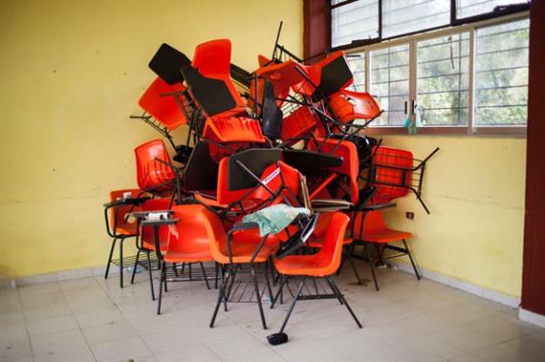 <p><b>Kay�p 43 Meksikal� ��renci</b></p>    Meksika'da ortadan kaybolan 43 lise ��rencisinin gizemi s�r�yor. �u ana kadar 80 ki�i ka��rma su�lamas�yla g�z alt�na al�nd�. Bunlar�n aras�nda polis �efleri, belediye ba�kan� bile var. Ancak liseli ��rencilere halen ula��lamad�.