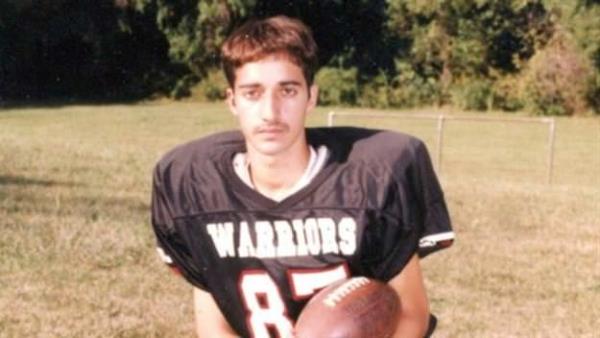 <p><b>Adnan'�n �yk�s�</b></p>    1999'da Hae Min Lee'yi �ld�rd��� gerek�esiyle hapse at�lan Adnan Syed'in �yk�s� "Serial" adl� bir dizi sayesinde yeniden g�ndeme ta��nd�. Adnan'�n eski sevgilisi olan Hae'yi �ld�rd���n� g�ren hi� kimse yok. Dizi sayesinde dava dosyas�nda bir�ok dayana��n asl�nda ger�ek olmad��� ortaya ��kt�. Peki Hae Min Lee'yi kim �ld�rd�? Cinayet gizemini koruyor. Adnan'�n kaderini ise Maryland j�risi belirleyecek.