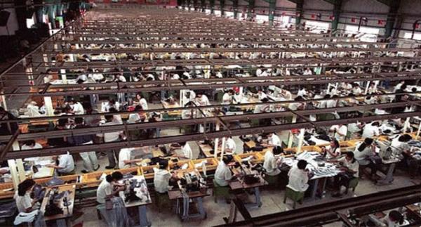 Bu esnada, Vietnam'daki Nike fabrikas�nda �al��an i��iler 1/10 sent para kazan�yor