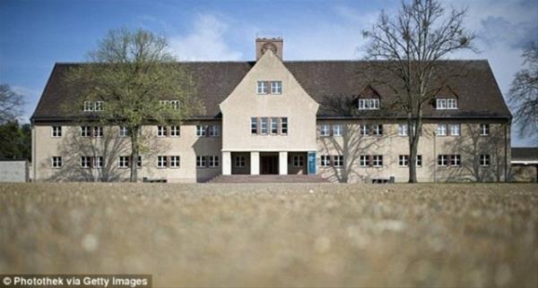 30 Nisan 1945'te Ravensbruck kamp Rus askerleri tarafndan kurtarld. SS subaylar kamt, ancak kampa gelen Rus askerleri kadnlara tecavz etmeye balad.