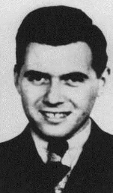 Alman doktor ve SS yüzbaşı Josef Mengele. 1943'te Auschwitz SS garnizon doktoru (Standortartz) unvanını aldı. Mevkisi gereği çalışabilecek denli formda olanları ve gaz odasına gitmeye mahkumları seçmek ve ayırmaktan sorumluydu.