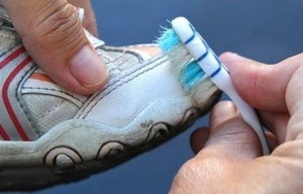 Ayakkab�lar�n�z� temizlemenin yan�nda ayakkab� �zerindeki a��nmadan dolay� olu�mu� lekeleri gidermek i�in kullanabilirsiniz.