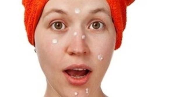 Sivilcelerden kurtulmak i�in kullanabilirsiniz. Yatmadan �nce sivilcenizin �st�ne di� macunu s�r�n. Macun sivilce b�lgesini ya�lanmaya kar�� korur ve sivilceyi kurutur.