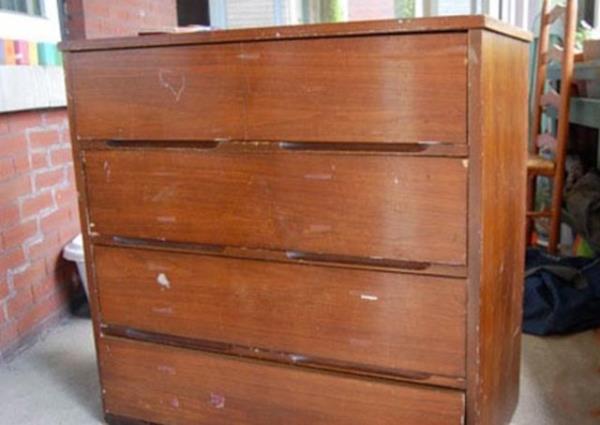 Ayr�ca her t�r mobilyadaki �izikler i�in vazelin kullanabilirsiniz. �izik yere vazelin s�rd�kten sonra 24 saat kurumaya b�rak�n�z. Sonra ovarak parlat�n�z.