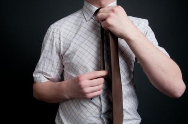 S�k� ba�lanan kravatlar erkeklerde ba� a�r�s�na, konsantrasyon eksikli�ine, beyin ve boyun problemlerine neden olur.