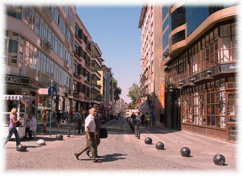 Buraya kkler yaptrlm. Baharda yelenen bir blge olduu iinde "baharlk" anlamna "bahara ait" yani "bahariyye" diye anlm.