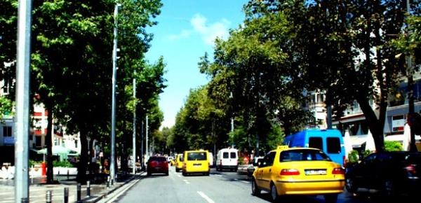 Osmanl ordusu, Dou seferlerine bu yoldan kyordu. Adnn Badat Caddesi olmas bu nedenledir.