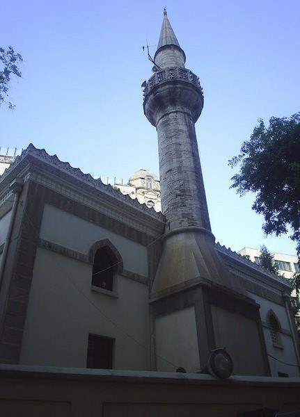 Hseyin Efendi ayn zamanda "Galatasaray Aas"yd. Bu nedenle Aa Cami olarak anlr.