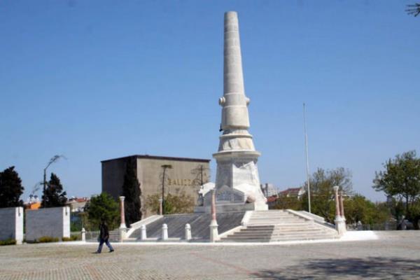 <br><b>ABDE- HRRYET</b></br>  ili'de Hrriyet tepesindeki antn ad. Bugnk dille sylenirse "zgrlk Ant".