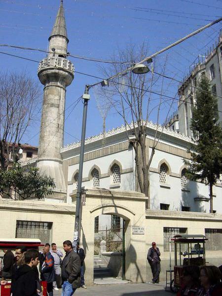 <br><b>AA CAM</b></br>  Beyolu'nda stiklal Caddesi stndeki Aa Cami'sini eyhlharem Hseyin Efendi yaptrmt.