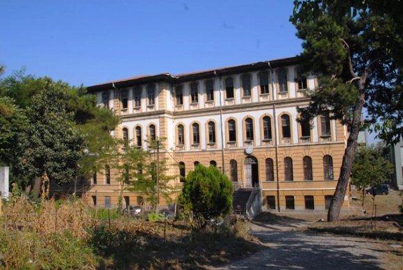 <br><b>DARAFAKA</b></br>  "efkat Yurdu" anlamna gelen Darafaka ad, yoksul ve yetim ocuklarn yetitirilmesi amacyla 1873 ylnda hizmete giren parasz yatl okula verilmitir.