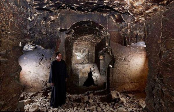 Mezarn koruyucularn tasvir eden kabartmalarn yer ald oda, bo bir odayla balantlyken, 7 metre altnda kald dnlen iki oda henz kazlamad iin eriilemeyen blgeyi temsil ediyor.