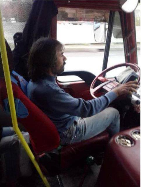 Kadky - Kartal minibsnde ofrlk yapan bu adam Erdal Beikiolu'na benzerlii ile dikkat ekti.