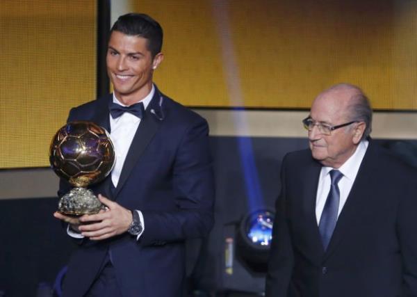 Real Madrid'in Portekizli futbolcusu Cristiano Ronaldo, FIFA Altn Top dl'n st ste 2. kez kazand