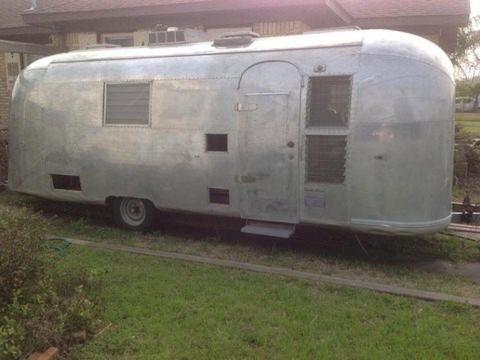 Amerika'da bir berber yksek kira fiyatlarna kzp hurdalktan al karavan berber dkkanna evirdi.