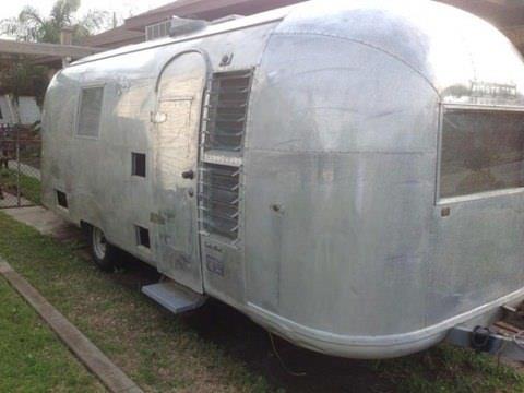 Arkadalarnn da yardmyla dkkan tamamlayan berber,